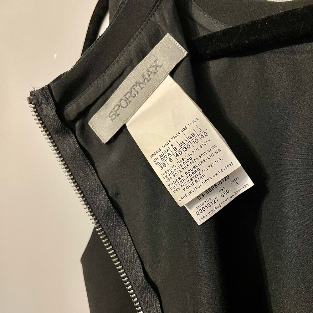 Black Ruffle Sleeveless Sportmax Top - Picture 5 of 6